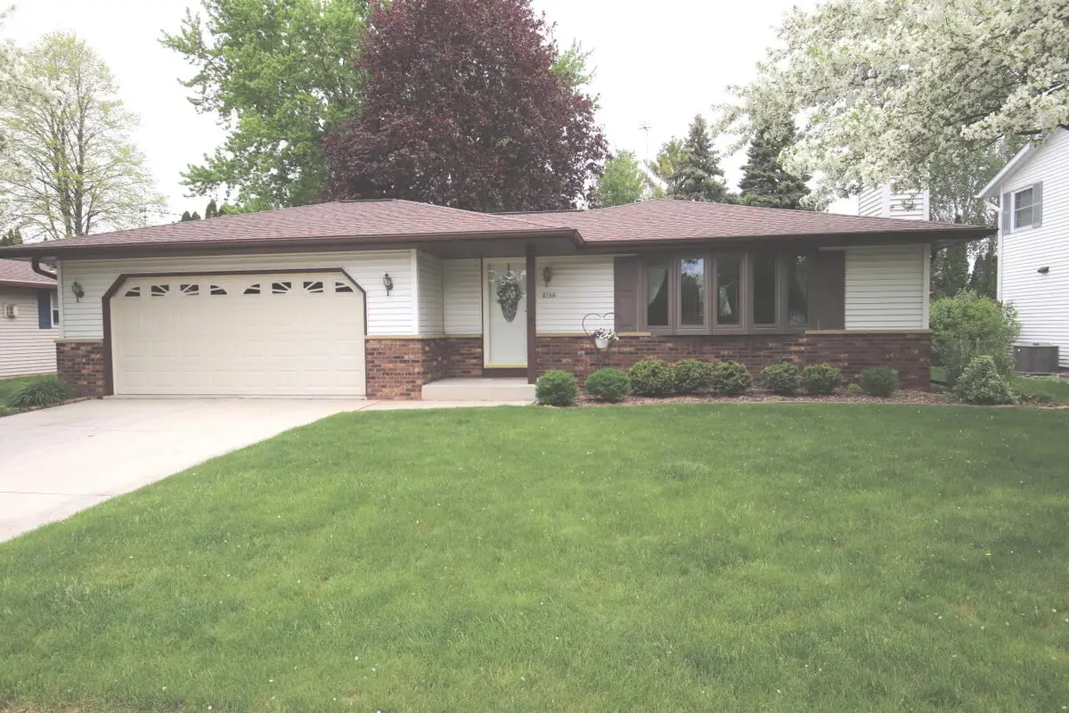 2104 Camelot Blvd, Sheboygan, WI 53081 - #1