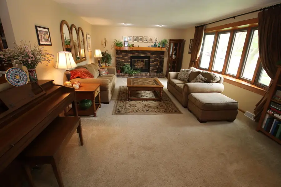 2104 Camelot Blvd, Sheboygan, WI 53081 - #2