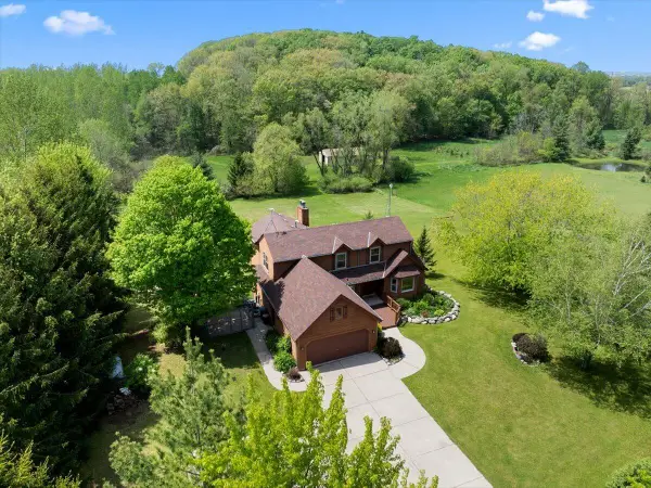 N1050 Pleasant Hill Dr, Ashford, WI 53010