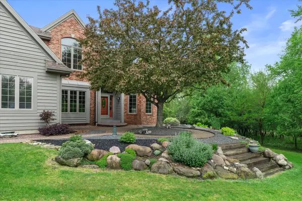 W275N1891 Cabin Creek Ct, Pewaukee, WI 53072