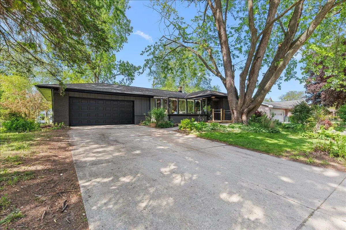 234 Green Valley Pl, West Bend, WI 53095 - #1