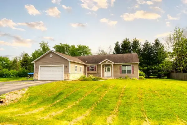 N1525 Overlook Cir, Bloomfield, WI 53128