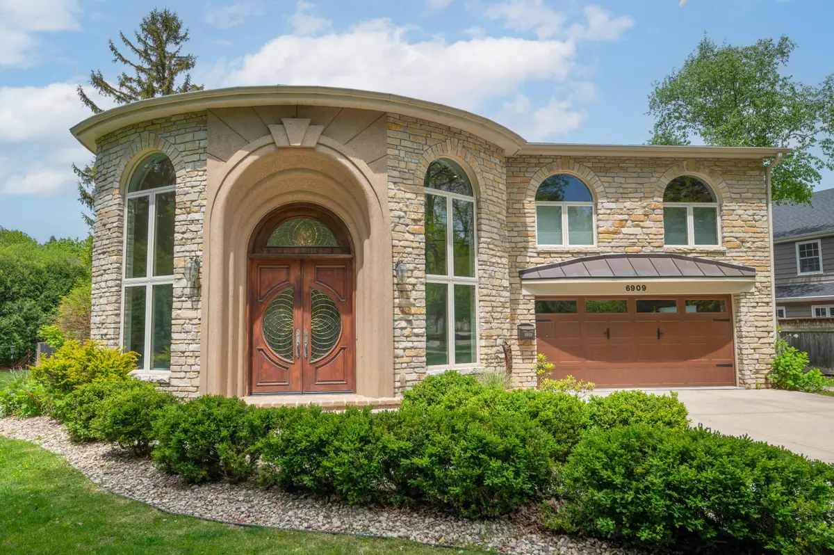 6909 N Belmont Ln, Fox Point, WI 53217 - #1