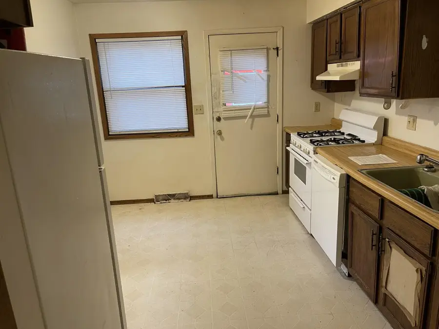 9105 W Howard Ave, Greenfield, WI 53228 - #2