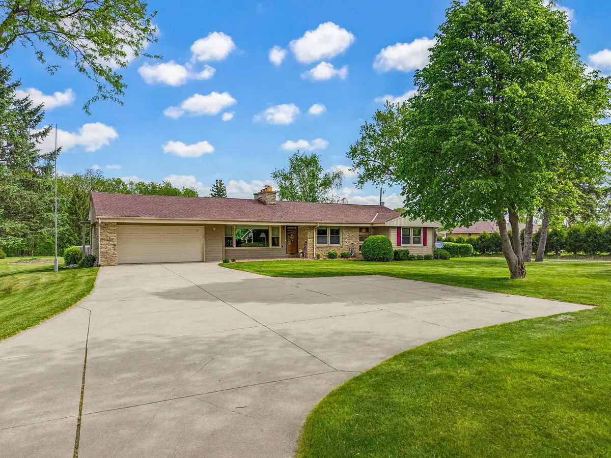 17000 W Observatory Rd, New Berlin, WI 53151 - #1