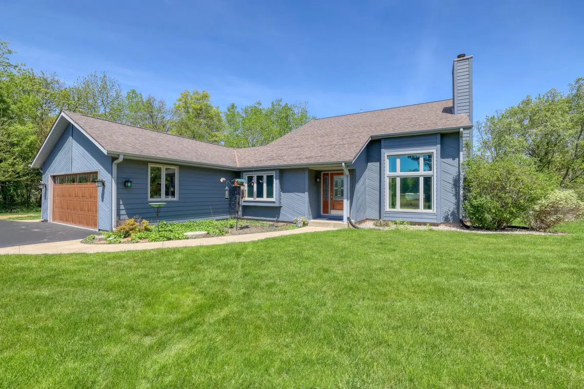 N2W31920 Twin Oaks Dr, Delafield, WI 53018 - #1