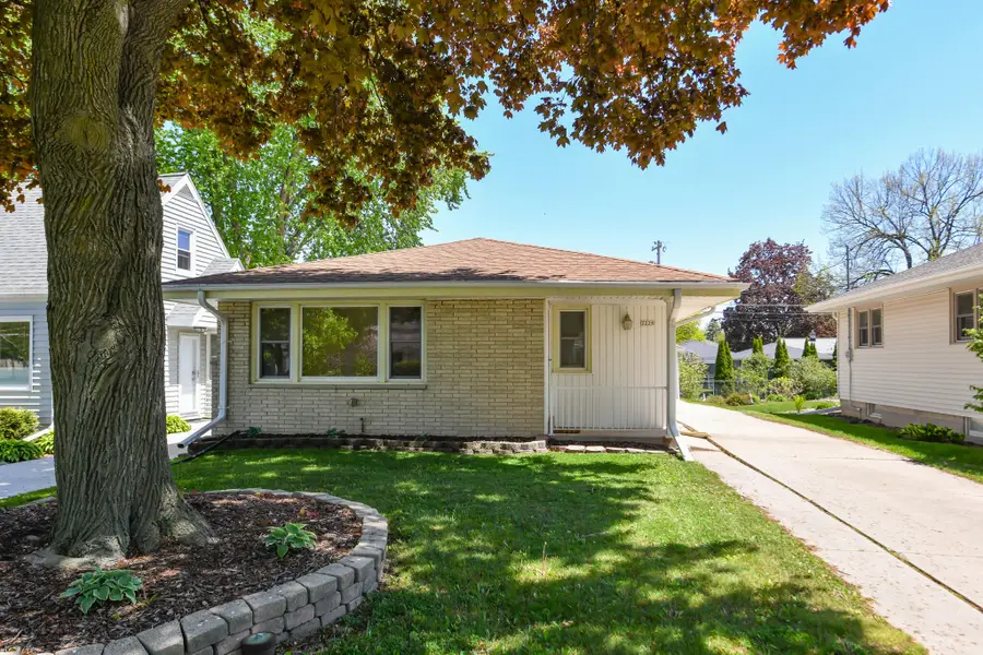2228 N 116th St, Wauwatosa, WI 53226 - #2