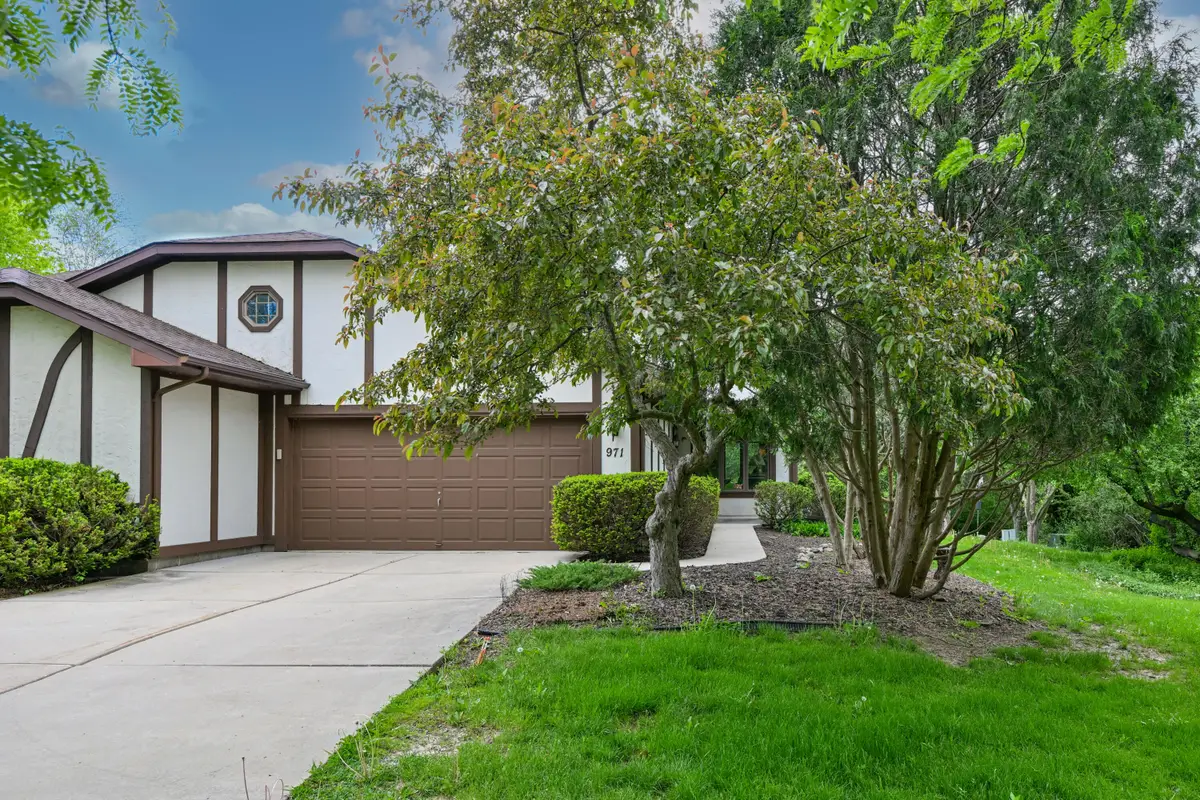 971 S Imperial Dr, Hartland, WI 53029 - #1