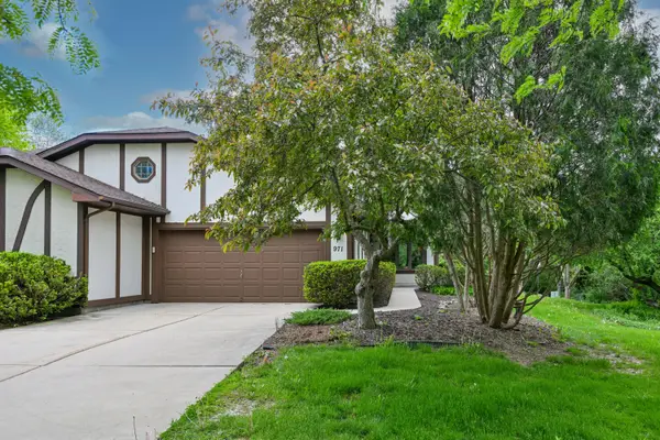 971 S Imperial Dr, Hartland, WI 53029
