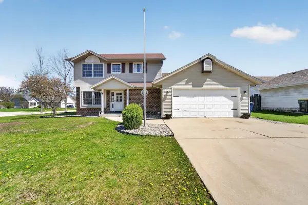 10550 S Peggy Dr, Oak Creek, WI 53154
