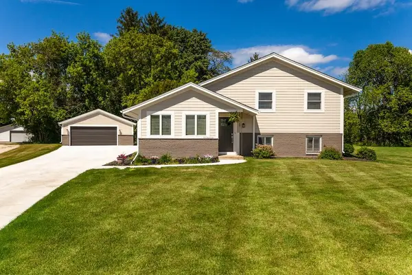 N20W28282 Oakton Rd, Delafield, WI 53072