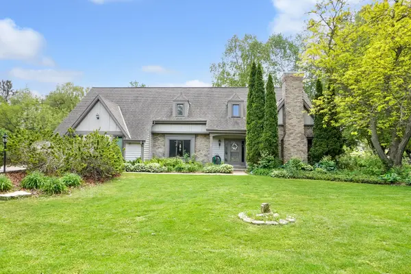 906 Scenic Heights Dr, Delafield, WI 53018