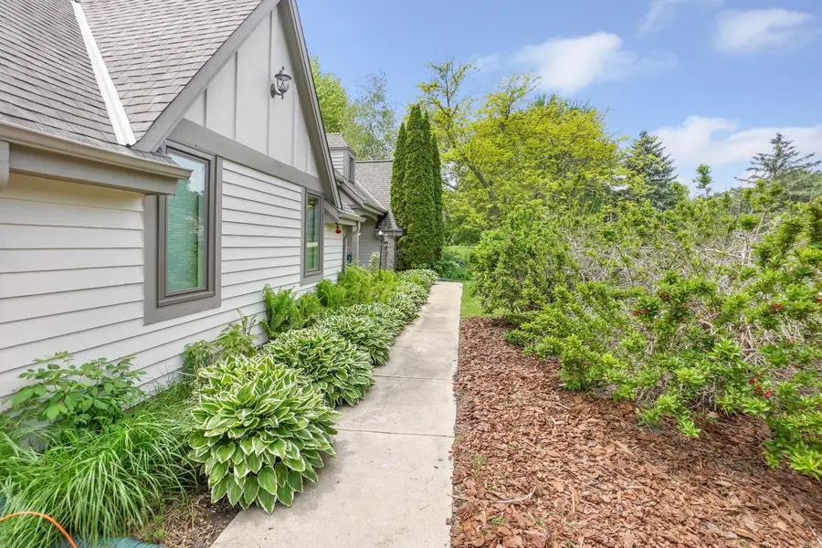 906 Scenic Heights Dr, Delafield, WI 53018 - #3