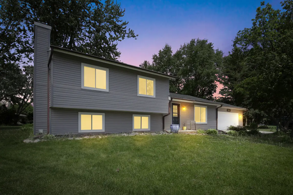 W233N6477 Kneiske Dr, Sussex, WI 53089 - #1