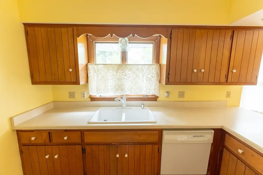 714 E Capitol Dr, Hartland, WI 53029 - #3