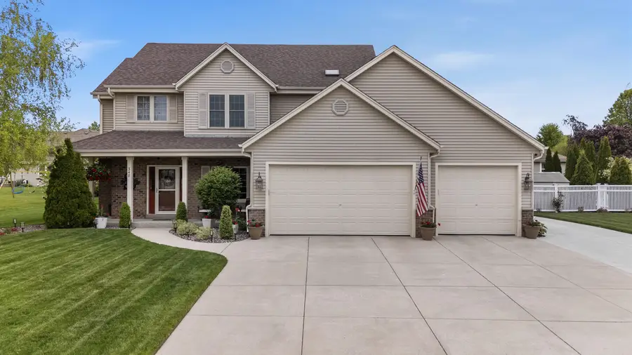 348 S Maple Ln, Saukville, WI 53080 - #2