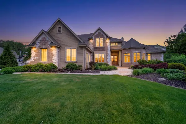 N52W21378 Golfview Dr, Menomonee Falls, WI 53051