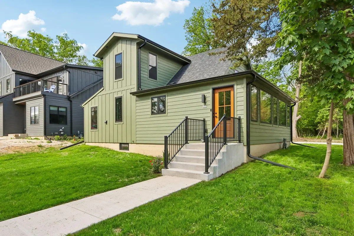 637 1st St, Delafield, WI 53018 - #1