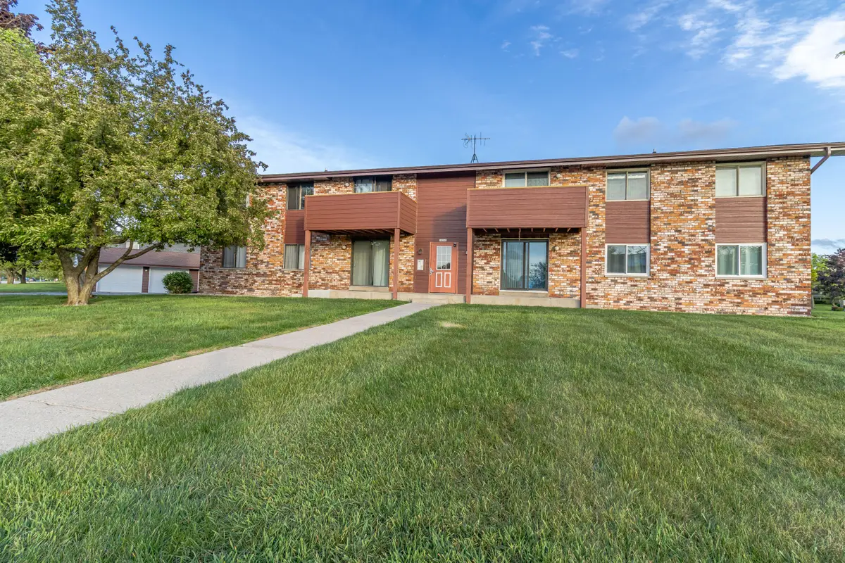 10345 W Whitnall Edge Dr, Franklin, WI 53132 - #1