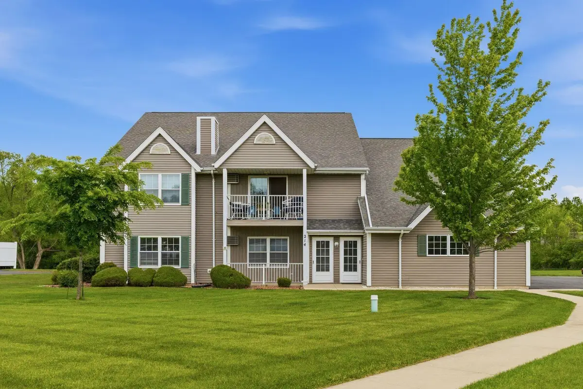214 Minz Park Cir, West Bend, WI 53095 - #1