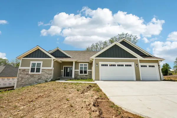 W254N5593 Crescent Hill Dr, Sussex, WI 53089