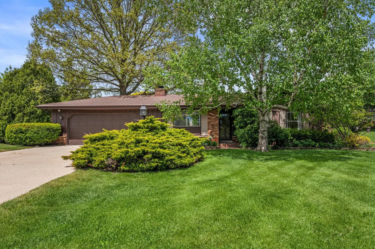 18400 Honey Creek Dr, Brookfield, WI 53045 - #1