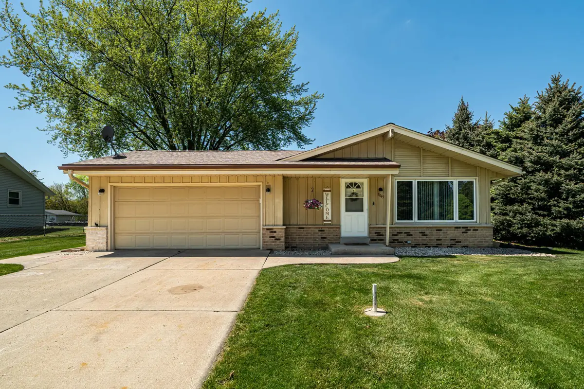 8049 S Waring Dr, Oak Creek, WI 53154 - #1