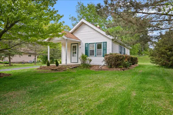 469 Meadowlark Ct, West Bend, WI 53090