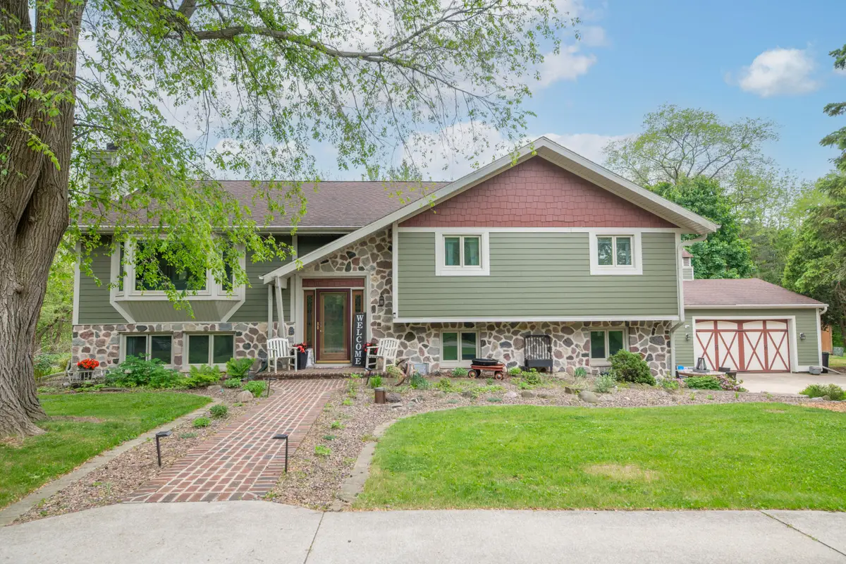 N29W29951 Shel-mar Dr, Delafield, WI 53072 - #1