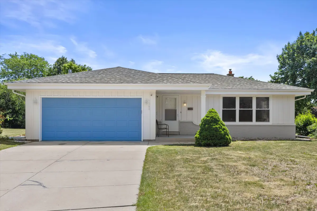 7360 W Brunn Dr, Franklin, WI 53132 - #1