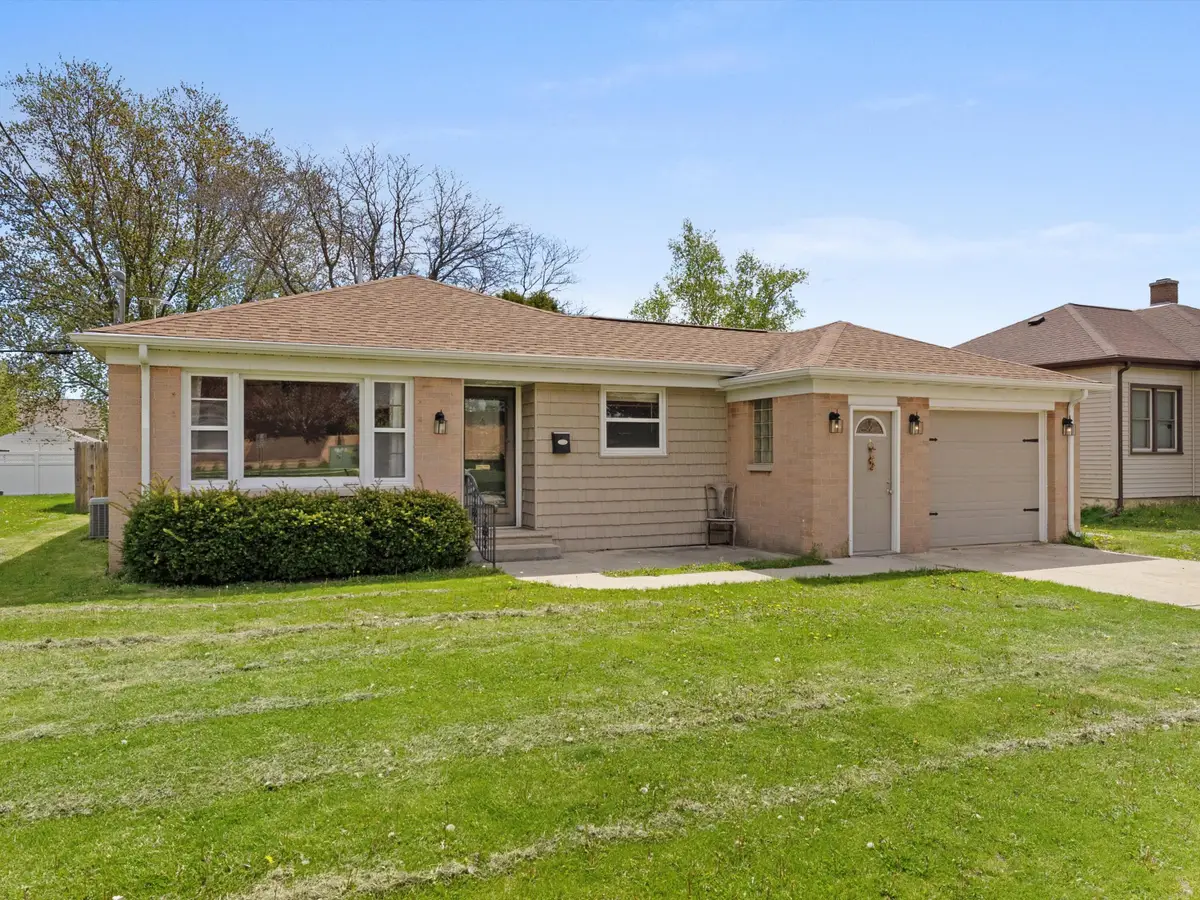 611 S 32nd St, Manitowoc, WI 54220 - #1