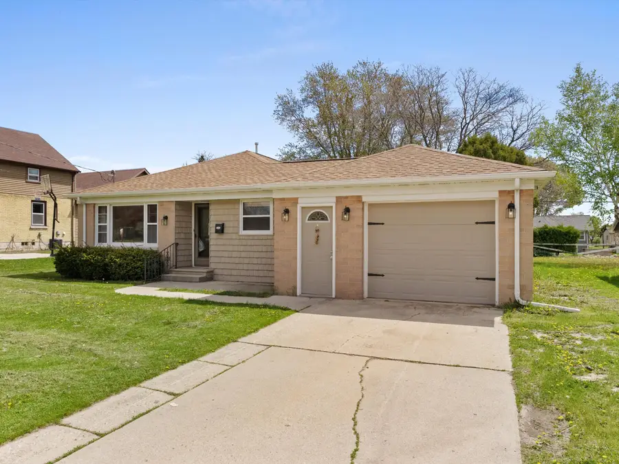 611 S 32nd St, Manitowoc, WI 54220 - #2