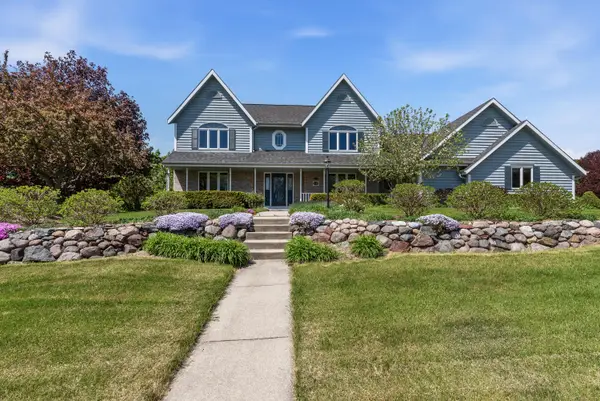 1128 S Silverbrook Dr, West Bend, WI 53095