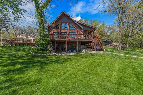 3024 Nagawicka Ave, Delafield, WI 53018