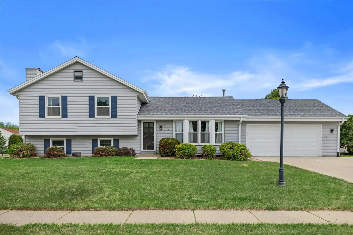 1128 Lake Park Dr, Pewaukee, WI 53072 - #1