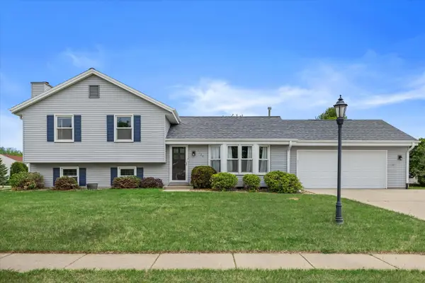 1128 Lake Park Dr, Pewaukee, WI 53072