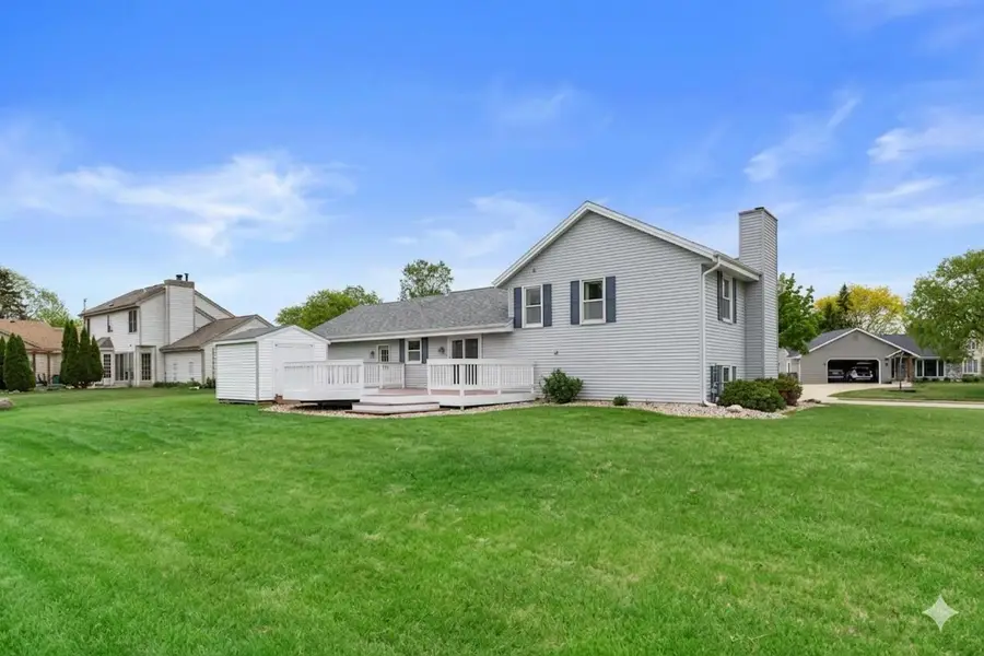 1128 Lake Park Dr, Pewaukee, WI 53072 - #2