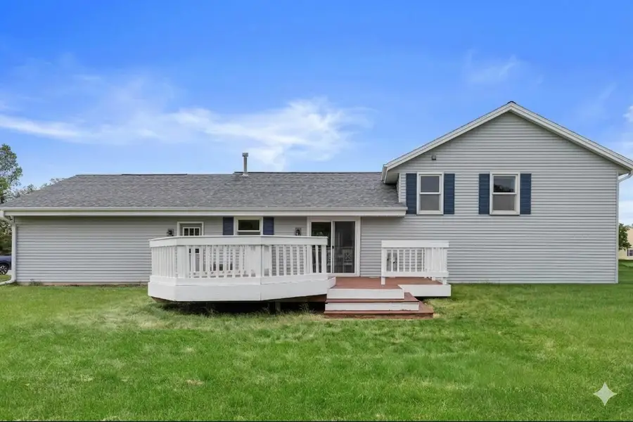1128 Lake Park Dr, Pewaukee, WI 53072 - #3