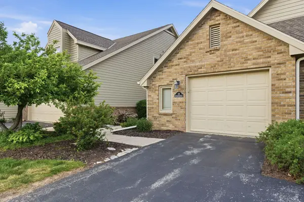 W240N2160 Dorchester Dr, Pewaukee, WI 53072