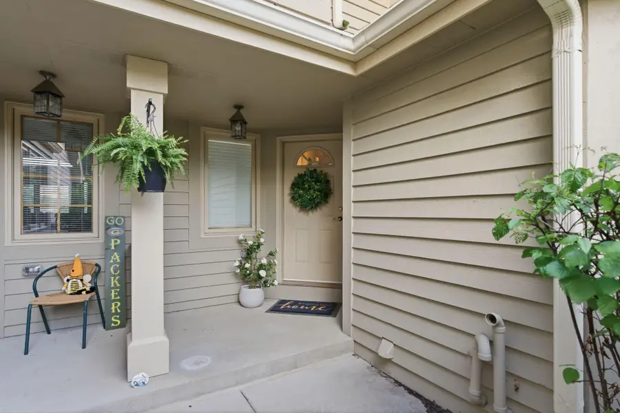 W240N2160 Dorchester Dr, Pewaukee, WI 53072 - #2