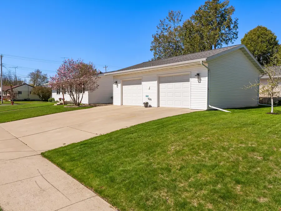 1422 S 35th St, Manitowoc, WI 54220 - #2