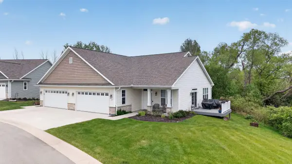 18 Briarknoll Cir, Saukville, WI 53080
