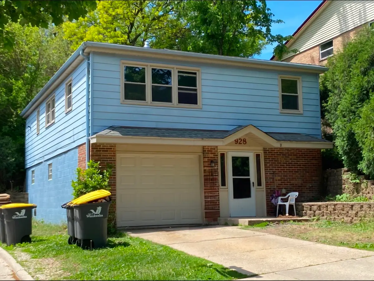 928 Aurora St, Waukesha, WI 53186 - #1
