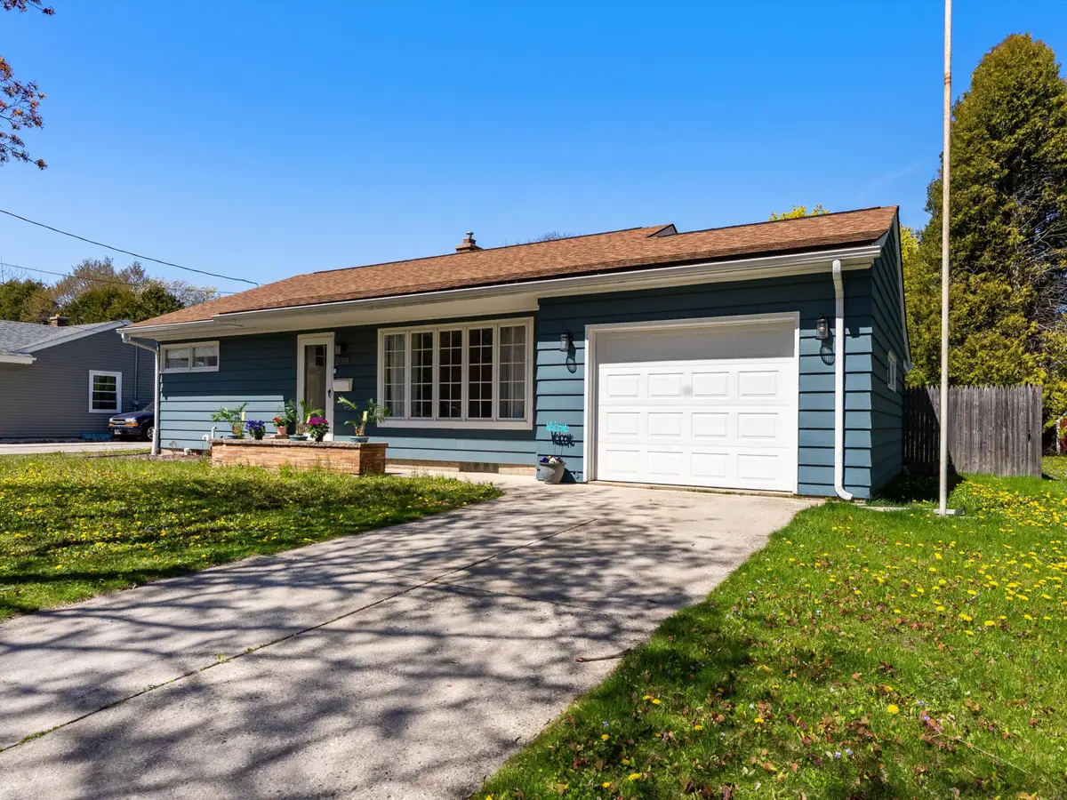 2018 Menasha Ave, Manitowoc, WI 54220 - #1