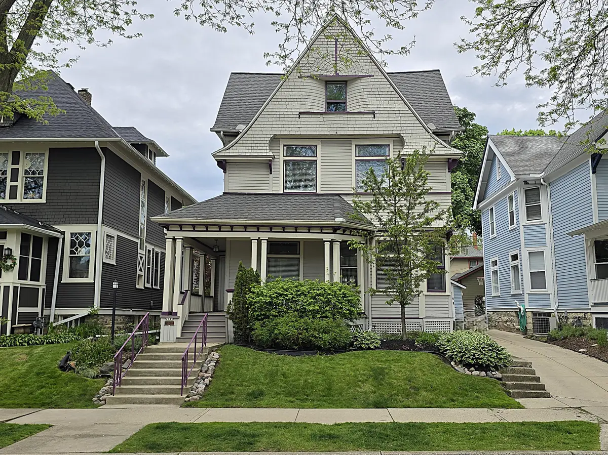 2745 N Summit Ave, Milwaukee, WI 53211 - #1