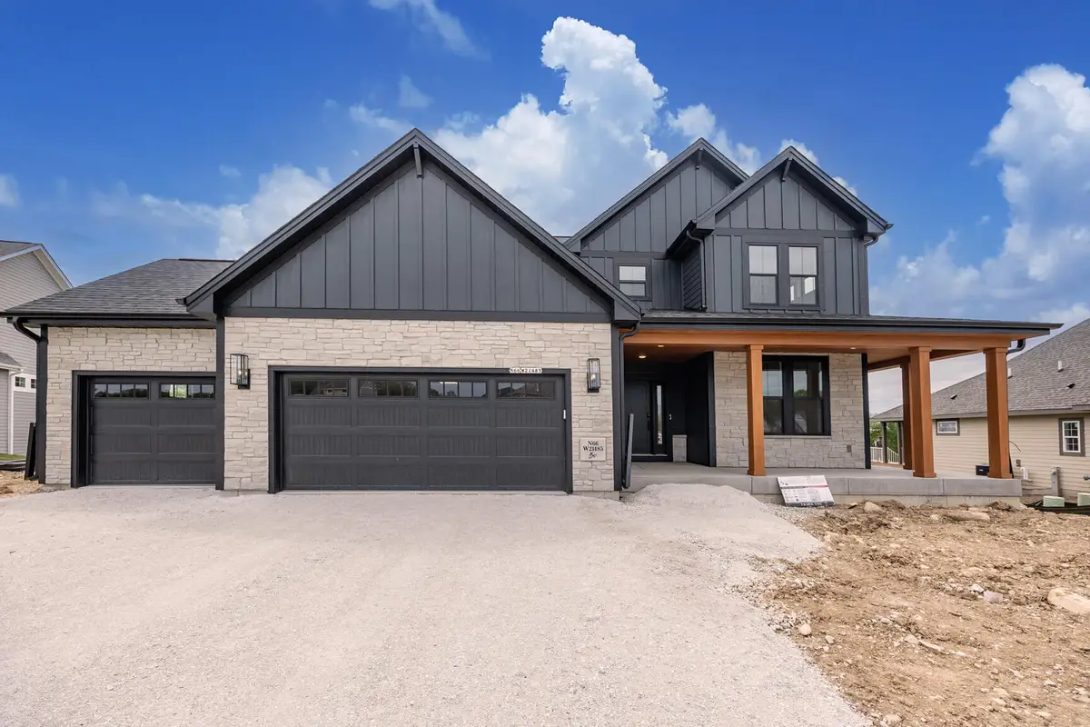 N66W21485 Sagebrush Dr, Menomonee Falls, WI 53051 - #1