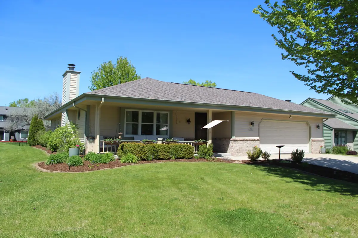 N77W15970 Settlers Ct, Menomonee Falls, WI 53051 - #1