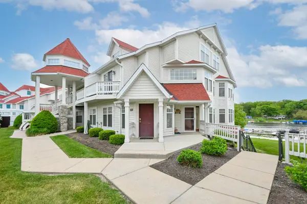 2126 Landings Ln, Delavan, WI 53115