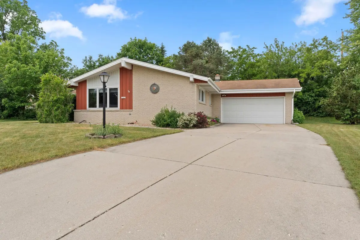 13955 W Forest Knoll Ct, New Berlin, WI 53151 - #1