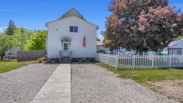717 W 3rd St, Waldo, WI 53093